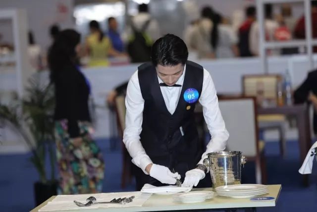 技藝精湛展風采，服務卓越贏未來——上海市商貿旅游學校選手在第45屆世界技能大賽全國選拔賽中榮獲餐廳服務項目銀牌
